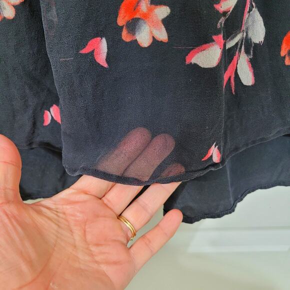 St. John 100% Silk Short Sleeve Tiered Floral Print Top Size 16 Feminine Flowy - Picture 4 of 12